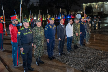Fotografía cedida por la Presidencia de Colombia del mandatario Gustavo Petro (4-d) junto a los altos mandos militares colombianos durante un minuto de silencio este martes, en Bogotá (Colombia), por las víctimas del accidente de un avión Hércules C-130 de la Fuerza Aeroespacial Colombiana (FAC).