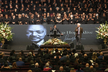 Fotografía tomada de la cuenta oficial en X de la Presidencia de la República de Colombia, @infopresidencia, que muestra al mandatario, Gustavo Petro (c), hablando durante el funeral de Jesse Jackson, este viernes en Chicago (Estados Unidos).