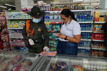 Fotos|Policía| LA PATRIA  Durante los operativos, los uniformados recorren plazas de mercado, expendios y puntos de venta, verificando las condiciones de higiene, almacenamiento y conservación del pescado.