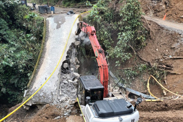 Caldas: comenzaron demolición del puente afectado por las lluvias, se instalará uno nuevo metálico
