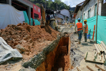 Los trabajos de reemplazo de alcantarillado y pavimento en la carrera sexta, entre las calles 10 y 11.