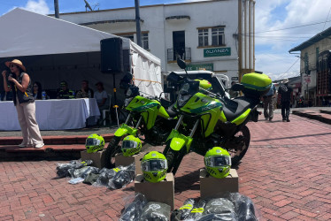 Fotos| Policía| LA PATRIA  Esta dotación incluye dos motocicletas Honda XR-300, así como elementos de protección y seguridad para el personal policial, entre ellos cascos, guantes, SOAT y matrícula.