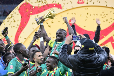 Sadio Mané (c) y los jugadores de Senegal celebraron con el trofeo tras ganar la final de la Copa Africana de Naciones. Este martes les quitaron el título y se lo entregaron a Marruecos.