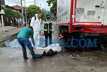 La víctima, de 23 años, colisionó en su moto con un camión que estaba parqueado.