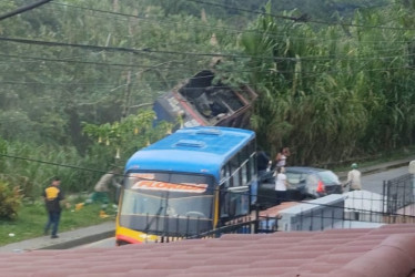 En esta imagen se alcanza a ver el vehículo a pocos centímetros del río Otún.