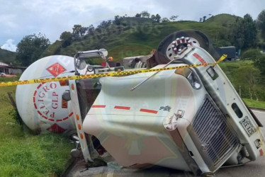 Este es el automotor que transportaba Gas Licuado de Petróleo y se volcó en la vía entre Bogotá y Manizales, en el sector El Gavilán.