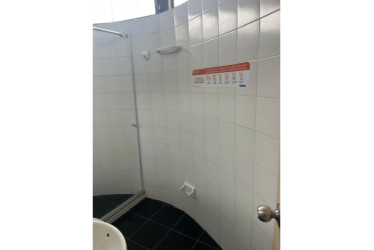 En este baño ocurrió el hecho que denunció la bombera.