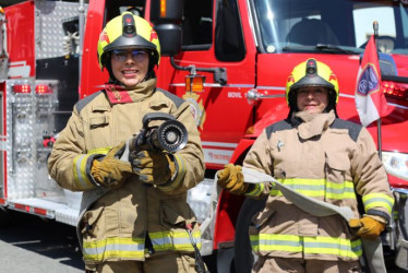 Érika María Rivera Correa y Eugenia Ramírez, integrantes del Cuerpo Oficial de Bomberos de Manizales, luciendo el traje para atender incendios en la ciudad.