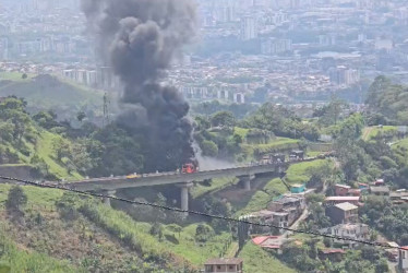 Un bus de servicio público se incendió, generando, al parecer, pérdida total del vehículo. 