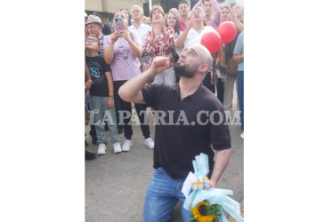 En medio del júbilo, amigos y familiares recibieron a Yónatan en Neira, tras 10 años encerrado de manera injusta.