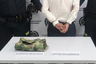 Los detenidos tenían en su poder dos pantalones del Ejército, registrados debidamente ante dicha institución.