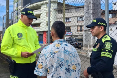 El capturado enfrenta cargos por violencia intrafamiliar, señalado de intentar quemar además la vivienda.