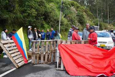 Gremios de comerciantes y transportistas bloquean la carretera que cruza la frontera entre Colombia y Ecuador para protestar contra la guerra comercial que mantienen ambos gobiernos, con una escalada de aranceles que llega a tarifas del 50%, este miércoles en Ipiales (Colombia).