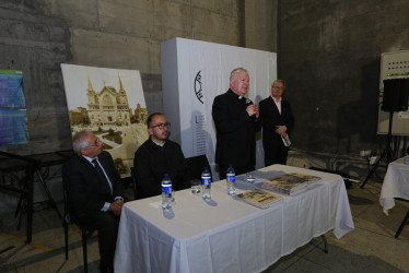 En la Catedral de Manizales se realiza la conmemoración de los 100 años del incendio de la antigua Catedral. El arzobispo de Manizales, monseñor José Miguel Gómez Rodríguez, se dirige a los asistentes.