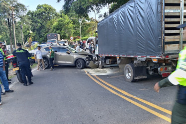 En el choque, en el que estuvieron involucrados tres vehículos, los conductores sufrieron lesiones.