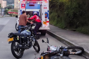 Tres motocicletas y un carro particular resultaron involucrados en el choque, en el que dos personas sufrieron lesiones.