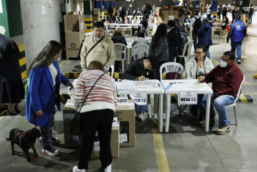 Ciudadanos asisten a votar este domingo, en Bogotá (Colombia).