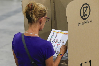 Una persona observa un tarjetón electoral este domingo, en Medellín (Colombia). 