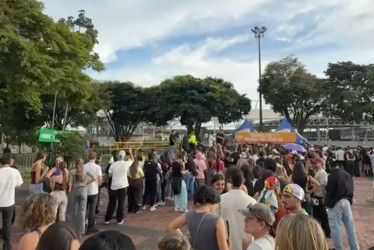 Como una experiencia traumática una asistente describió su experiencia para ingresar al estadio. 