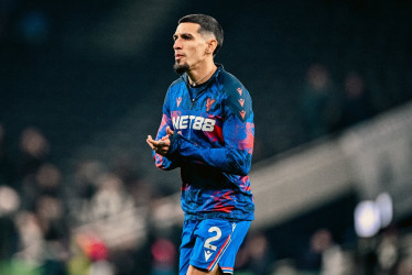 El colombiano Daniel Muñoz en el calentamiento del Crystal Palace antes de enfrentar al Tottenham Hotspur en la Premier League. 