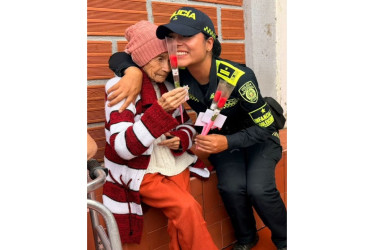 Los uniformados les llevaron flores y refrigerios, buscaron hacerlas sentir como las reinas de este lugar. 