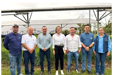 Autoridades y empresarios inauguraron un sistema de energía solar en una finca lechera de Armenia, proyecto que promueve la transición energética en el sector rural.