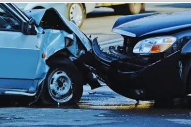 Un microbús con pasajeros se salió de la carretera por la que transitaba y se volcó. Como resultado del accidente, tres personas murieron y otras 17 quedaron heridas. Imagen de ilustración.