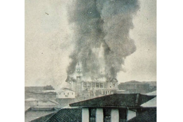 Foto I Cortesía Hoyos Editores I LA PATRIA  El 20 de marzo de 1926, es decir hoy hace un siglo exactamente, la primera catedral de Manizales quedó destruida por incendio, que a su paso se llevó también dos manzanas de casas y negocios. Antes, 1922 y 1925, las llamas arrasaron gran parte de la ciudad.