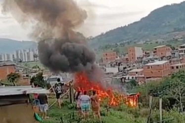 El incendio ocurre en El Otoño, barrio de la comuna Villa Santana en el oriente de Pereira 