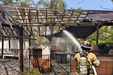 Este es el kiosko que se vio afectado en el incendio de este miércoles en La Dorada.
