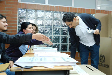 El senador de izquierdas Iván Cepeda votó este domingo, en Bogotá (Colombia).