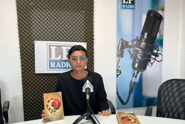  Juan Esteban Cuestas Ríos, autor del libro Poemas del ayer y del hoy. 