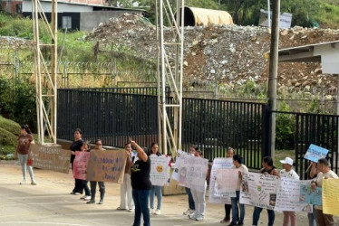 Foto I Cortesía para LA PATRIA  Comunidad de la Institución Educativa ha expresado que le faltan seis docentes, mientras la Secretaría de Educación asegura que son tres, luego de efectuar una verificación técnica.