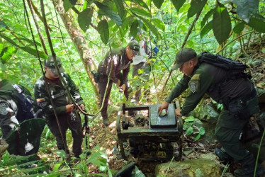 Fotos| Policía| LA PATRIA  La intervención se llevó a cabo sobre la quebrada Chavarquía, un ecosistema estratégico que aporta riqueza en flora y fauna para la región, el cual estaba siendo afectado por actividades ilegales de minería.