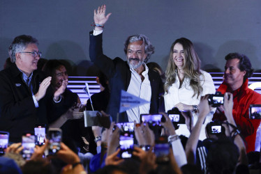 Juan Daniel Oviedo (c-i) saludó durante la celebración de la senadora y candidata del partido uribista Centro Democrático, Paloma Valencia (c-d), quien ganó 'La gran consulta por Colombia' rumbo a la Presidencia de Colombia. Ahora ambos son fórmula presidencial.