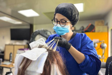 Foto I Cortesía Sena I LA PATRIA  María Fernanda Martínez recibe acompañamiento permanenteen la interpretación de lengua de señas, pues en el Sena han construido nuevas señas para fortalecer el aprendizaje técnico del programa en peluquería.
