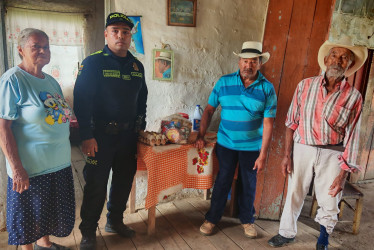 Los policías reunieron recursos para brindarles un mercado a los adultos mayores.