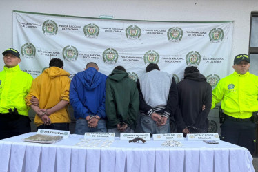 Autoridades realizaron allanamientos en barrios de Circasia que dejaron cinco capturados y la incautación de droga y un arma de fuego.