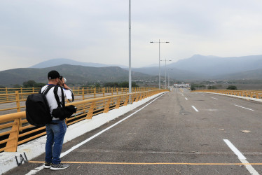Una persona toma una fotografía en la línea fronteriza entre Venezuela y Colombia este jueves, en el puente internacional Atanasio Girardot, en Cúcuta (Colombia).