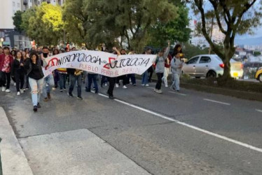 Foto I LA PATRIA   Una marcha desde la sede central de la Universidad de Caldas pasando por la avenida Santander, Centro  Bellas Artes, en Manizales, protagonizan estudiantes y docentes ocasionales con el propósito de  exigir puntos sobre el actual proceso de formalización de profesores. 