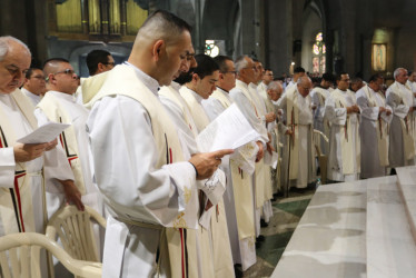 Los sacerdotes, luciendo albas y estolas blancas, ingresaron a la Catedral Metropolitana de Manizales.