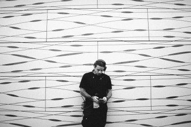  El colombianos Teo Echeverría es el encargado de diseñar y producir conciertos de artistas de talla internacional como Ricky Martín y Maluma 