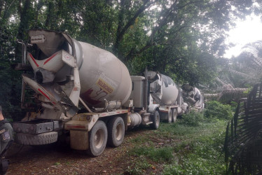 Estos son los vehículos recuperados en La Dorada y que fueron hurtados para utilizarlos en actividades relacionadas con minería ilegal.
