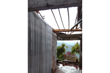 La familia perdió sus enseres y cultivos, tras el vendaval del pasado viernes.