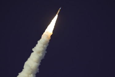 El cohete Space Launch System (SLS) que transportaba la cápsula Orion para la misión Artemis II está en vuelo tras un lanzamiento exitoso desde la plataforma de lanzamiento 39B en el Centro Espacial Kennedy en Titusville, Florida, EE. UU., el 1 de abril de 2026.