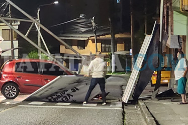Tras no poder irse el lugar, el conductor se bajó del carro para retirar los elementos que le impedían arrancar. El hombre presentó grado tres de embriaguez, el más alto que se registra en la prueba de alcoholemia.