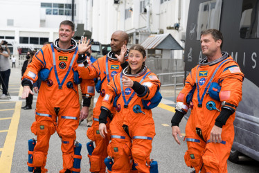 Ellos son la tripulación de la misión Artemis II. De derecha a izquierda aparecen los astronautas de la NASA, el comandante Reid Wiseman, la especialista de misión Christina Koch, el piloto Victor Glover, y el astronauta de la Agencia Espacial Canadiense (CSA), el especialista de misión Jeremy Hansen, quienes salieron del Edificio de Operaciones y Verificación para abordar su nave espacial Orion este miércoles en el Centro Espacial Kennedy en Cabo Cañaveral, Florida (EE.UU.).