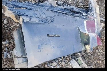 La Agencia Tasnim, próxima a la Guardia Revolucionaria, muestra lo que identifica como restos del caza estadounidense F-15E derribado en el sur de Irán.