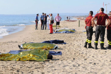 19 migrantes muertos y 5 graves hasta el momento es el saldo del rescate de una barca en playa de Italia