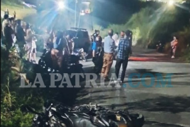 La distancia a la que quedó la moto del sitio del impacto demostró el exceso de velocidad con el que transitaba la camioneta.